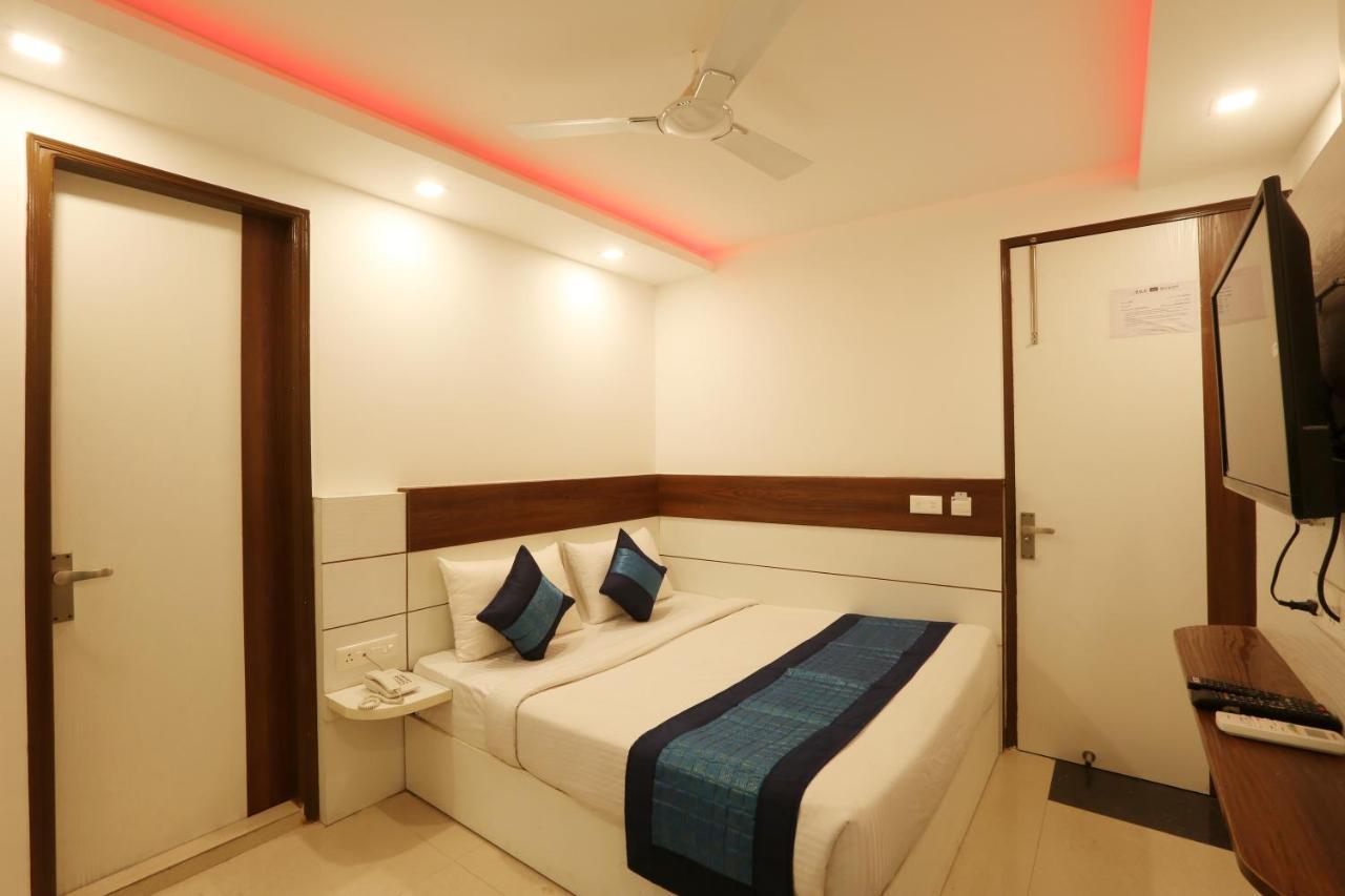 Hotel Sky Wood At Airport New Delhi Eksteriør bilde