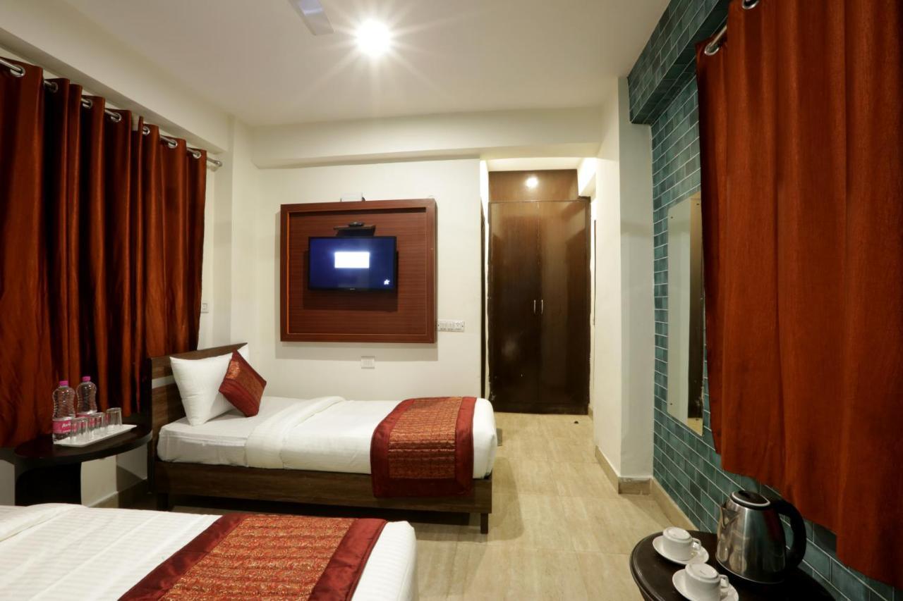 Hotel Sky Wood At Airport New Delhi Eksteriør bilde